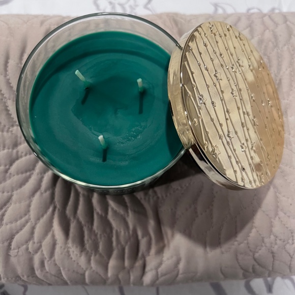 Bath and Body Works Iconic Vanilla Bean Noel 3 Wick Candle NWT ANY 2/$45 - Picture 2 of 3